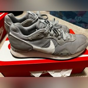Nike Venture Runner with box included